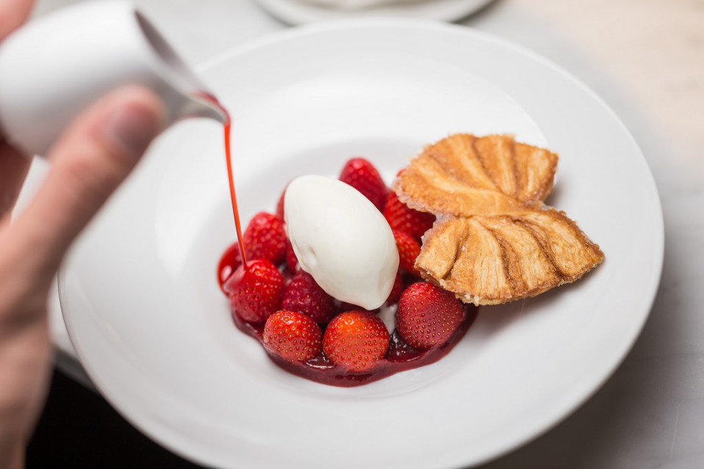 Rivea-at-Byblos-Saint-Tropez-Fraises-du-pays-servies-dans-leur-jus-ti-¿de-sorbet-fromage-blanc